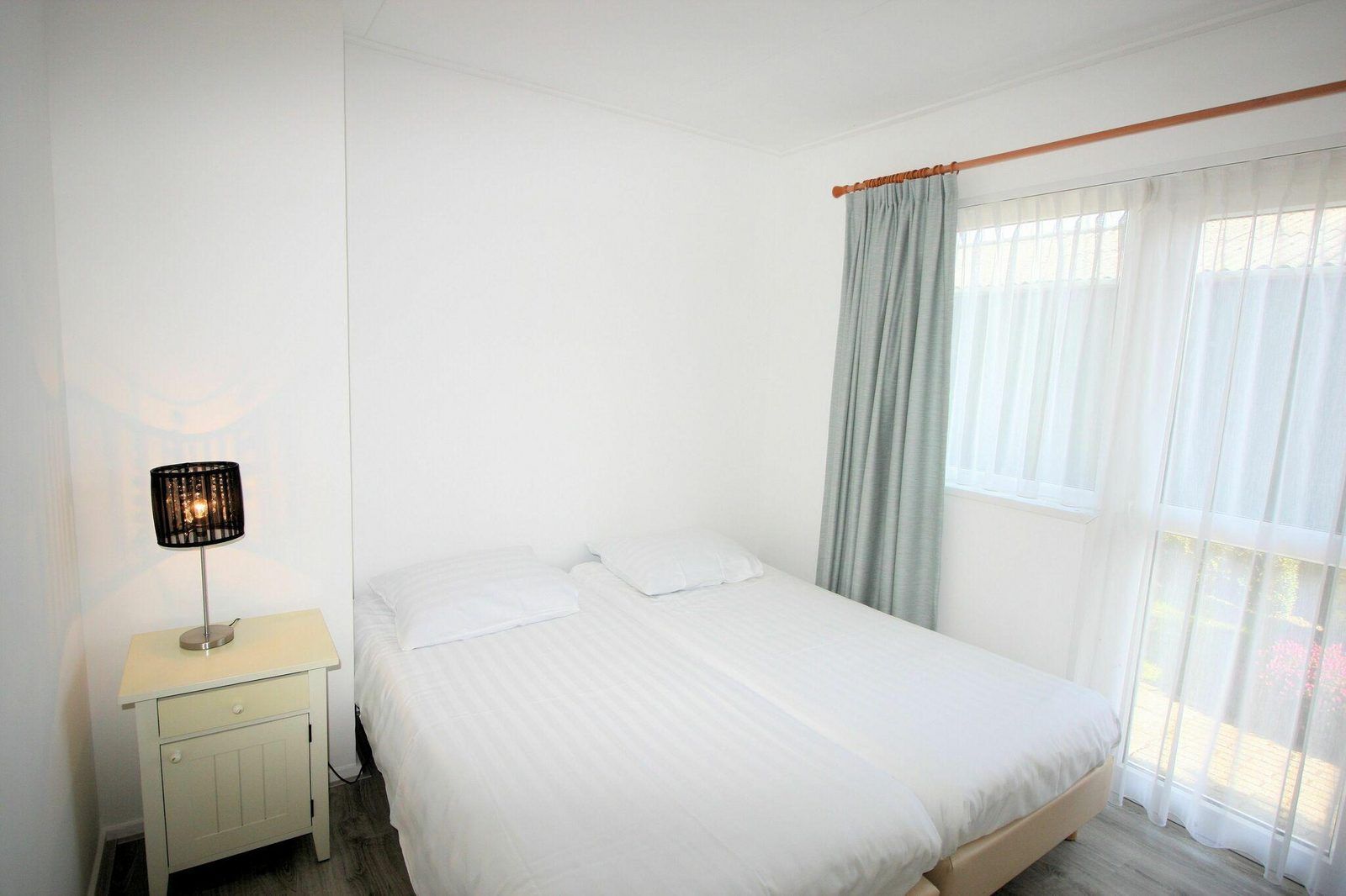 Gezellige tweepersoonsslaapkamer in VZ986 Vakantiebungalow in Oostkapelle, Walcheren, met veel lichtinval in Zeeland.