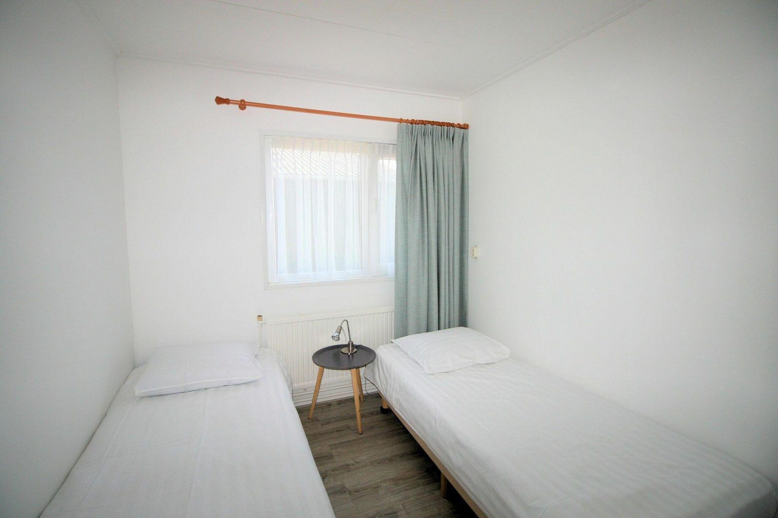 Comfortabele tweepersoonsslaapkamer in VZ986 Vakantiebungalow in Oostkapelle, Walcheren, voor een goede nachtrust in Zeeland.