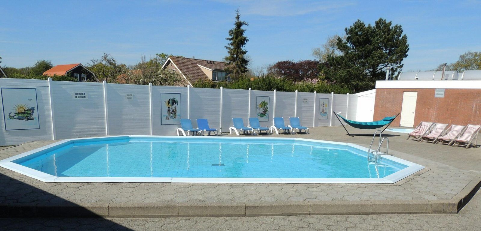 Verfrissend zwembad bij VZ986 Vakantiebungalow in Oostkapelle, Walcheren, voor ontspanning in de zon in Zeeland.