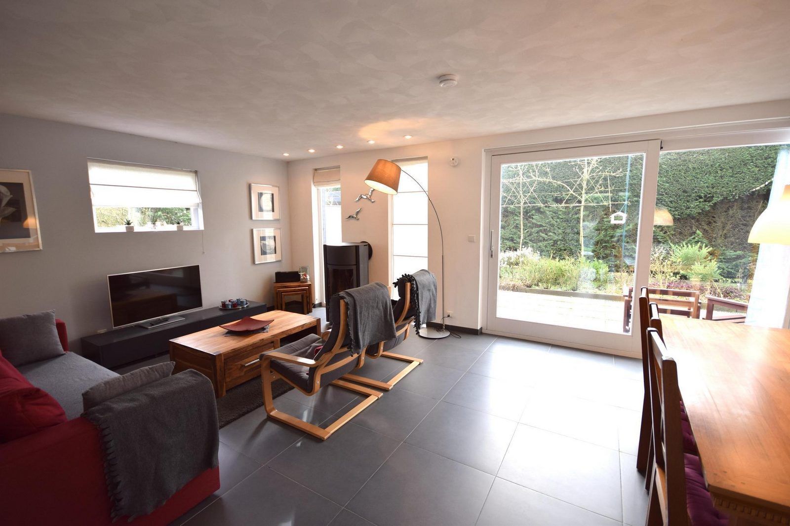 Moderne woonkamer met uitzicht op de tuin in VZ1175 Vakantiehuis, Oostkapelle, Walcheren, Zeeland.