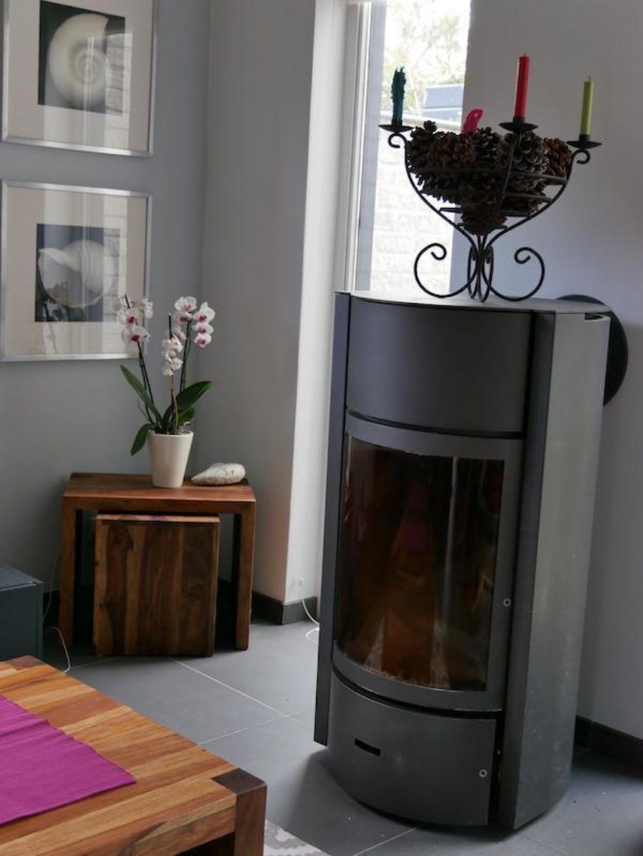 Sfeervolle hoek met open haard in VZ1175 Vakantiehuis in Oostkapelle, Walcheren, Zeeland.