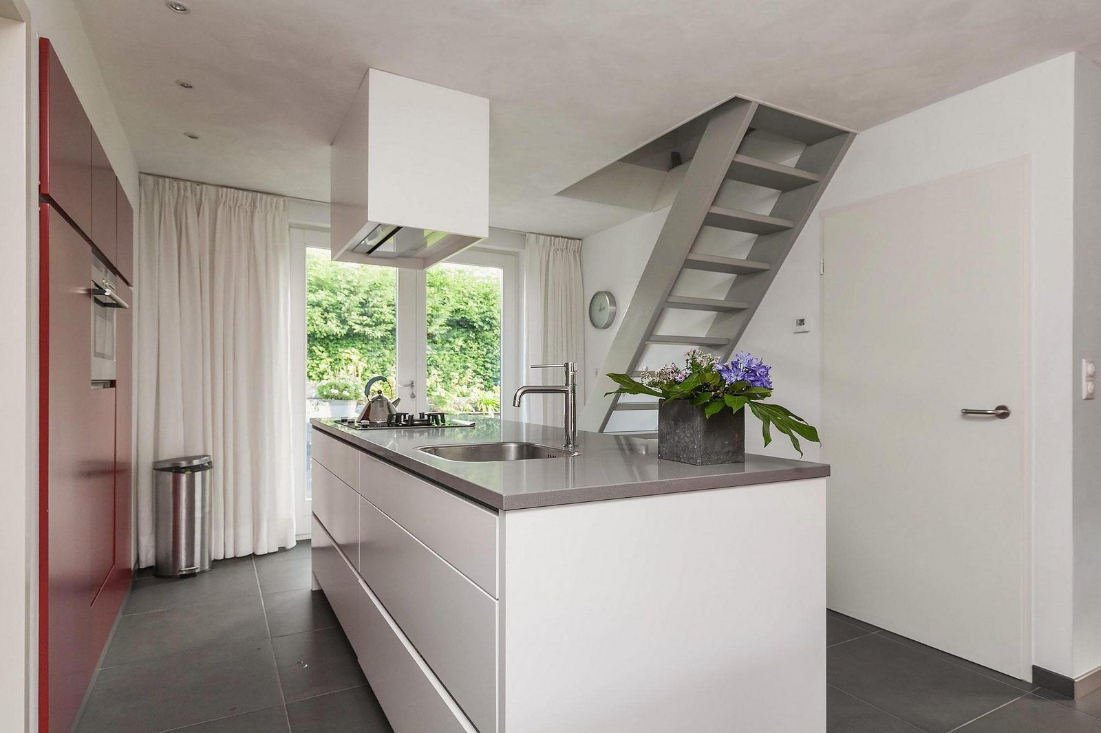 Strakke keuken met toegang tot het terras in VZ1175 Vakantiehuis, Oostkapelle, Walcheren, Zeeland.