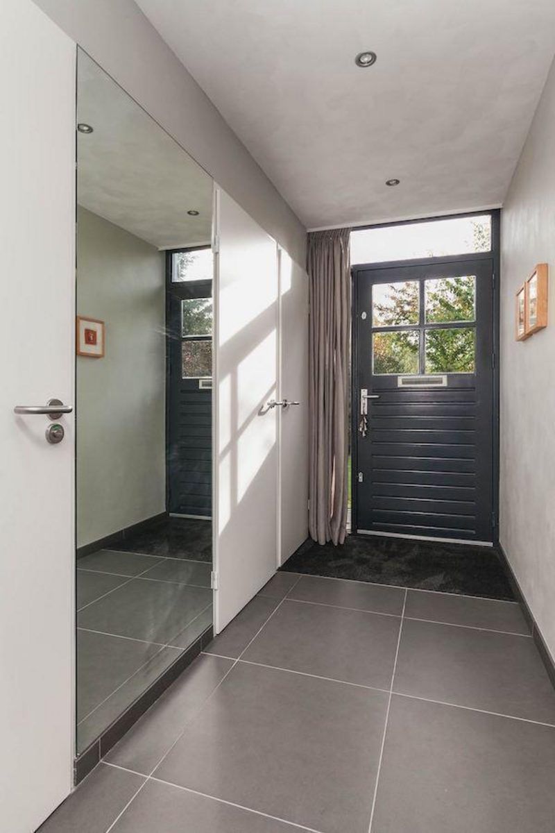 Inkomhal met spiegel in VZ1175 Vakantiehuis, Oostkapelle, Walcheren, Zeeland.