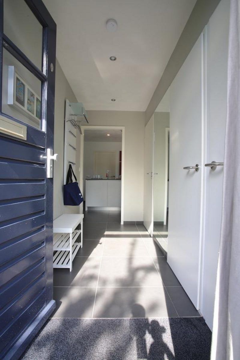 Lichte inkomhal in VZ1175 Vakantiehuis, Oostkapelle, Walcheren, Zeeland.