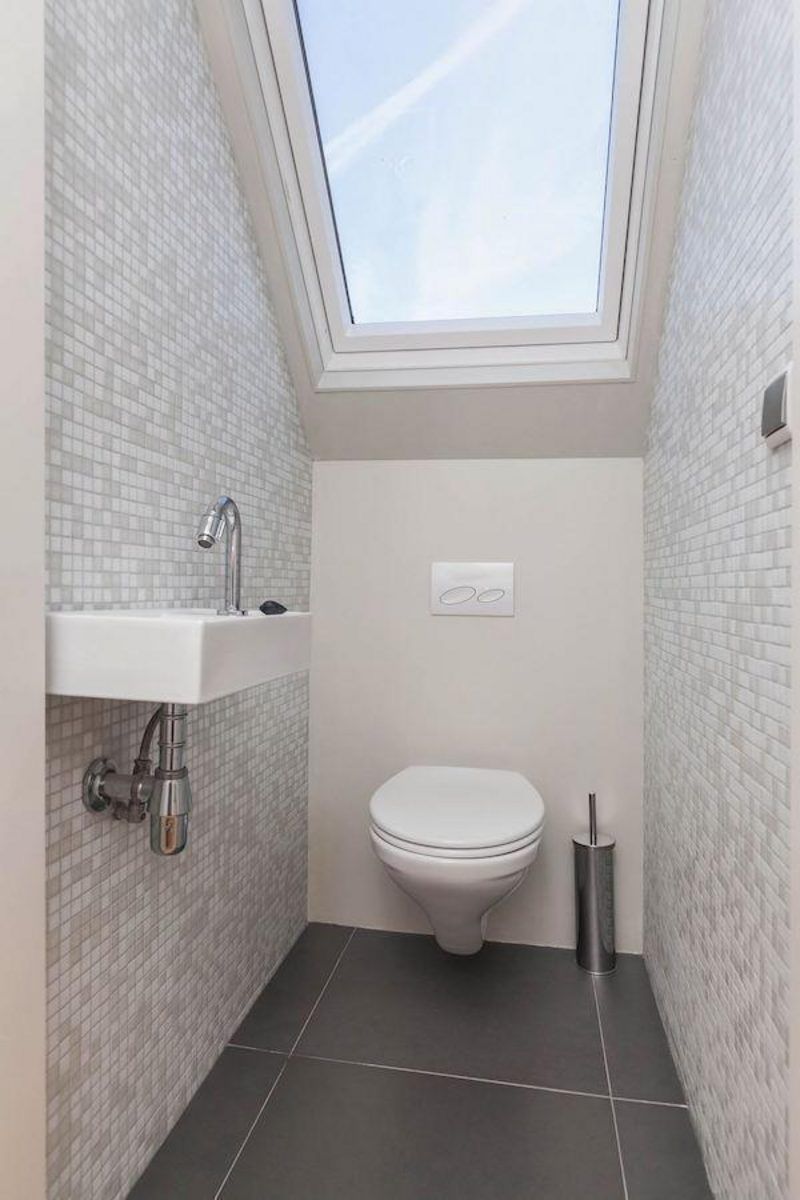 Stijlvolle toiletruimte met dakraam in VZ1175 Vakantiehuis, Oostkapelle, Walcheren, Zeeland.