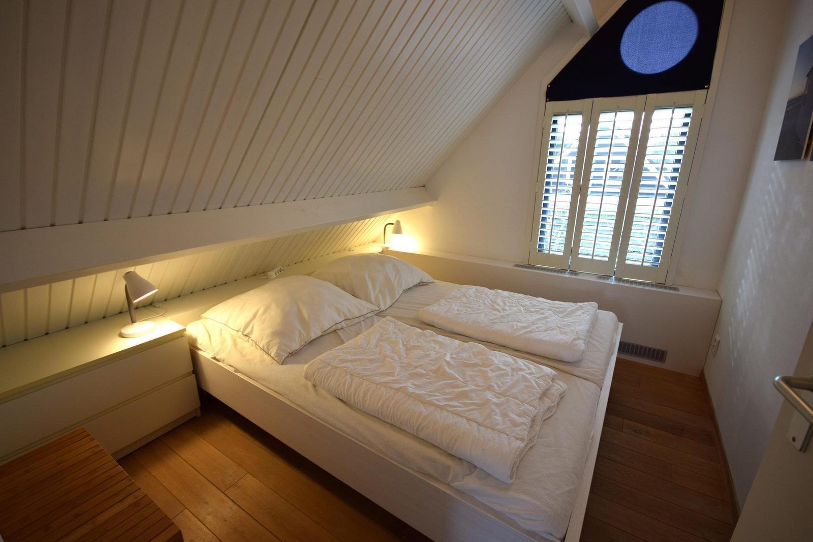 Gezellige slaapkamer met dakraam in VZ1175 Vakantiehuis, Oostkapelle, Walcheren, Zeeland.