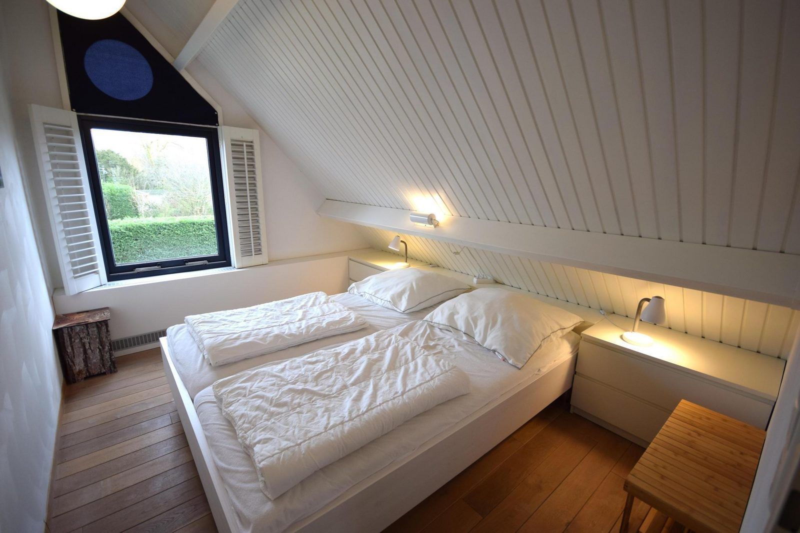 Slaapkamer met uitzicht op de tuin in VZ1175 Vakantiehuis, Oostkapelle, Walcheren, Zeeland.