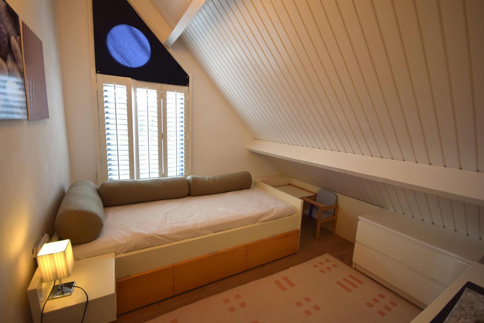 Comfortabele slaapkamer met eenpersoonsbed in VZ1175 Vakantiehuis, Oostkapelle, Walcheren, Zeeland.