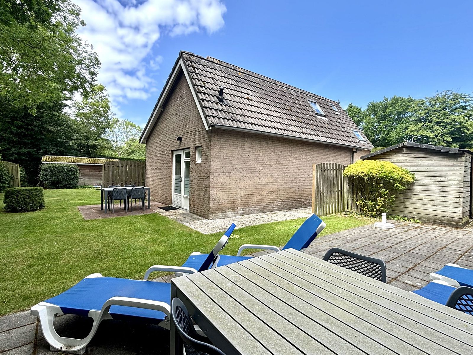 Uitzicht op het terras van Appartement Boszicht 6 in Oostkapelle, Walcheren, Zeeland.