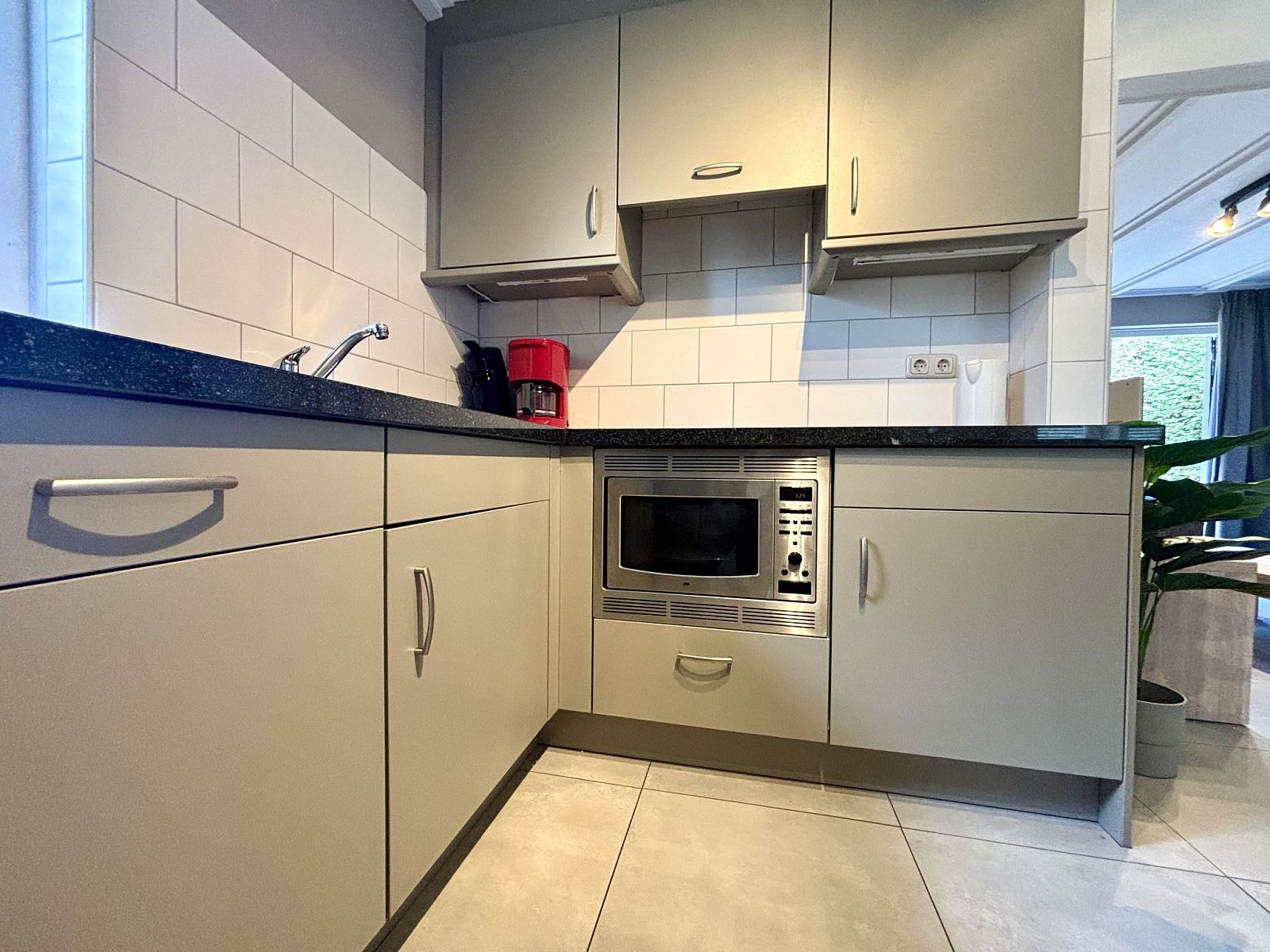 Volledig uitgeruste keuken in Appartement Boszicht 6, Oostkapelle, Walcheren, Zeeland.