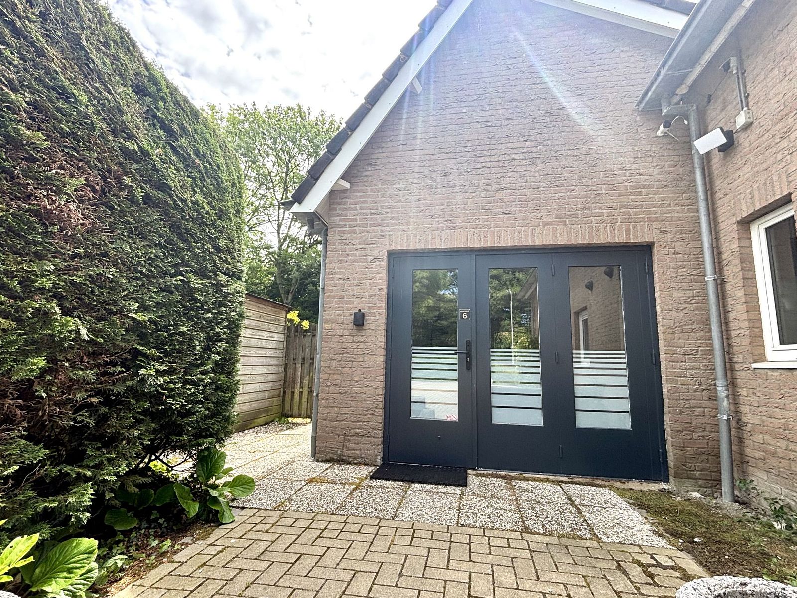Voordeur van Appartement Boszicht 6 in Oostkapelle, Walcheren, Zeeland.