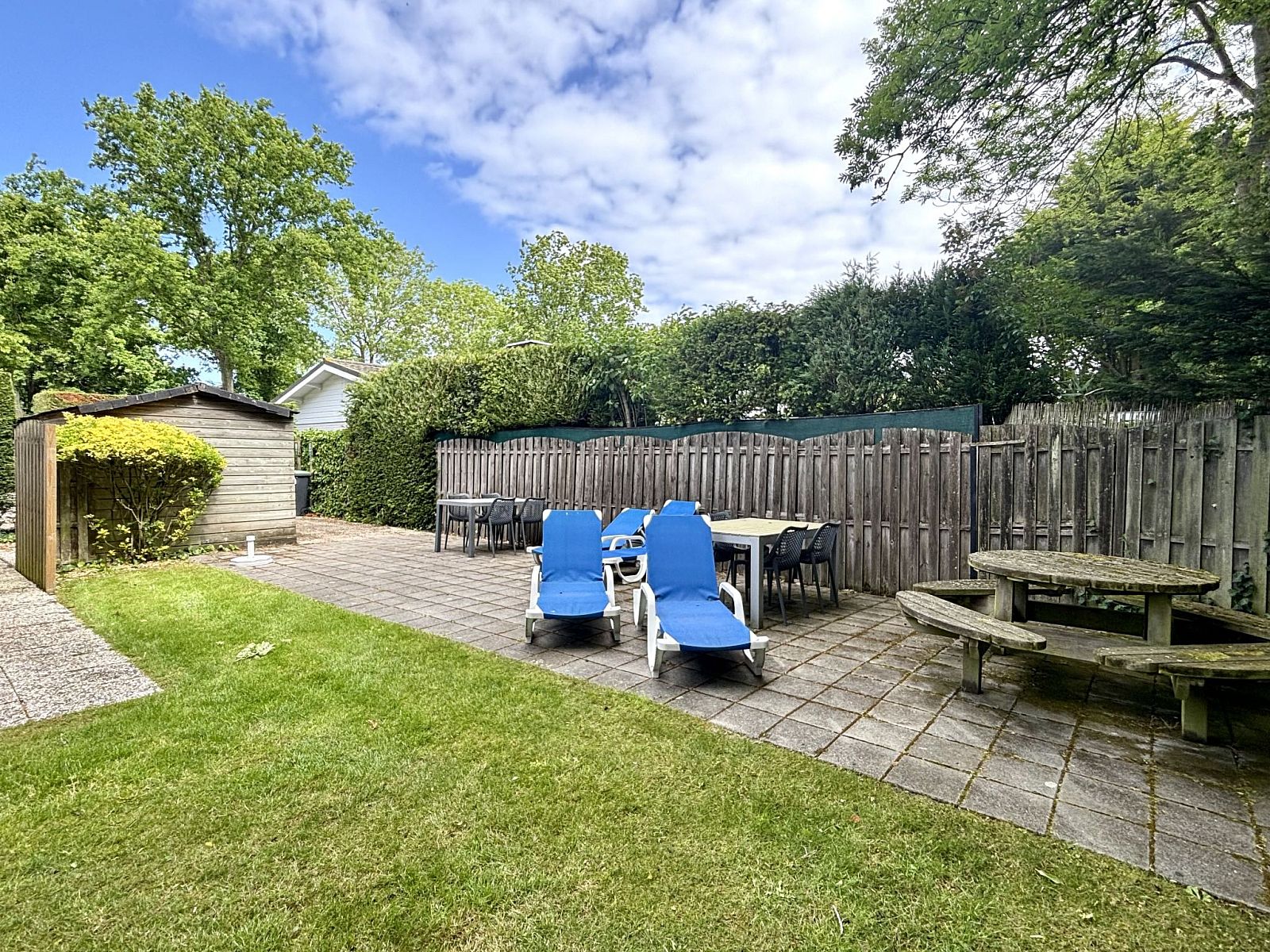 Ruim terras met ligstoelen bij Appartement Boszicht 6 in Oostkapelle, Walcheren, Zeeland.