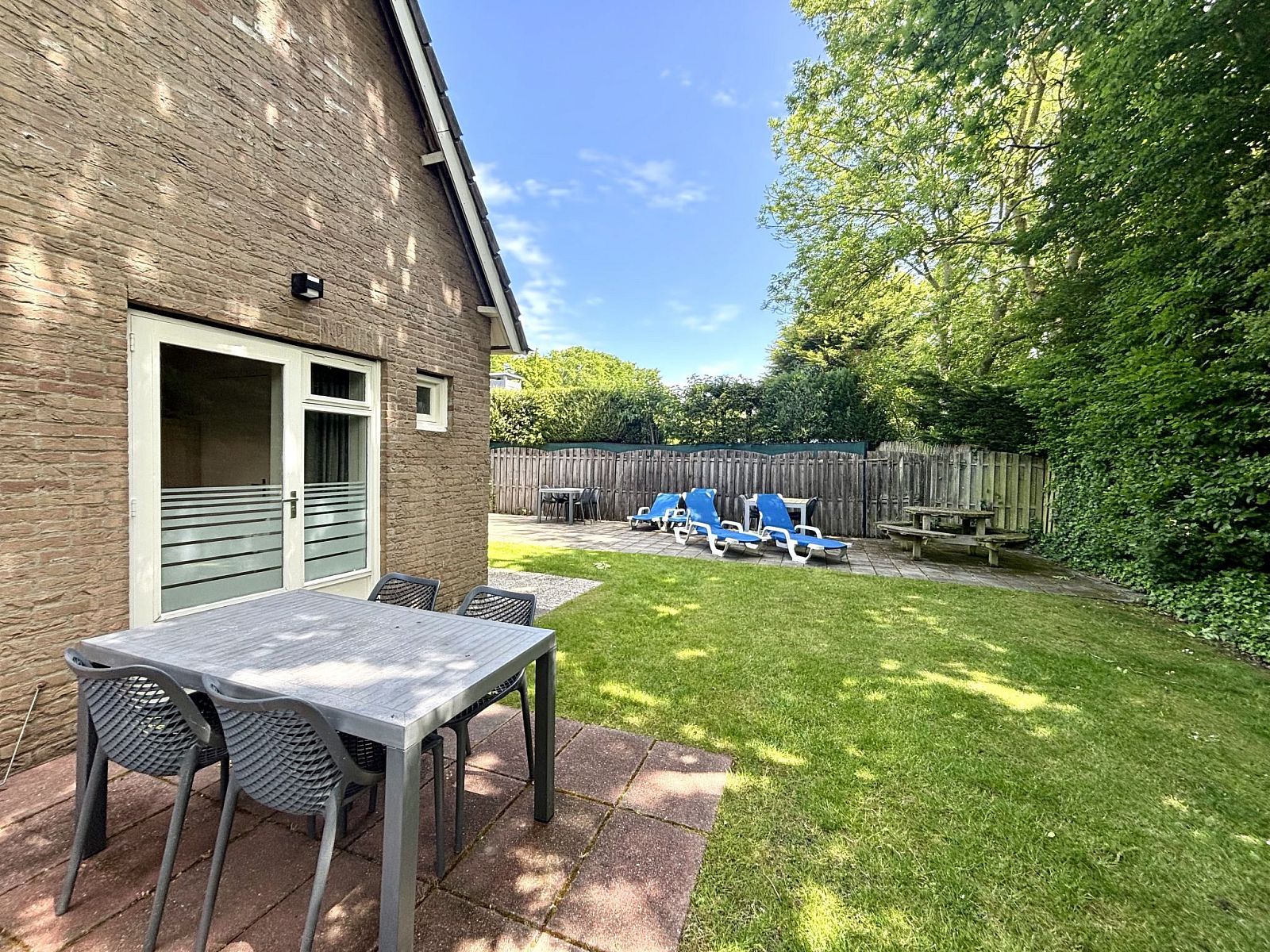 Buitenzitje in de tuin van Appartement Boszicht 6, Oostkapelle, Walcheren, Zeeland.