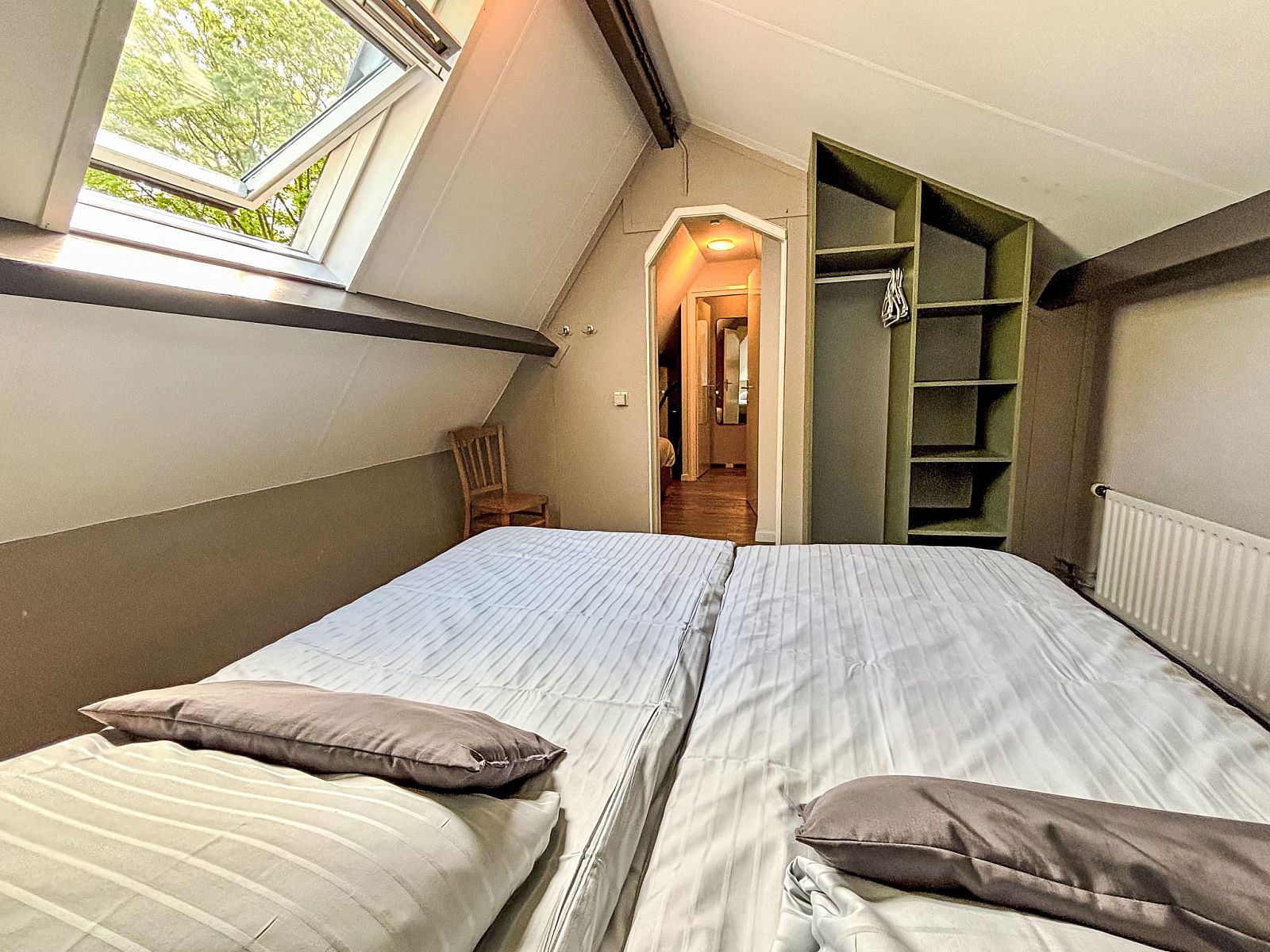 Slaapkamer met opbergruimte in Appartement Boszicht 6, Oostkapelle, Walcheren, Zeeland.