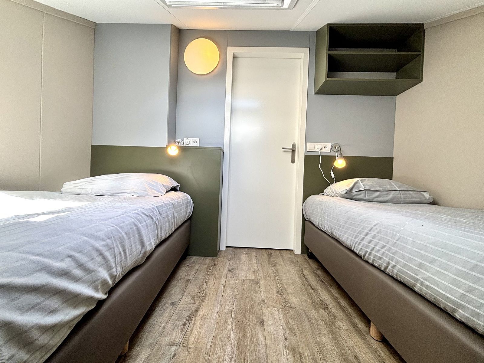 Tweede slaapkamer met twee bedden in Appartement Boszicht 6, Oostkapelle, Walcheren, Zeeland.