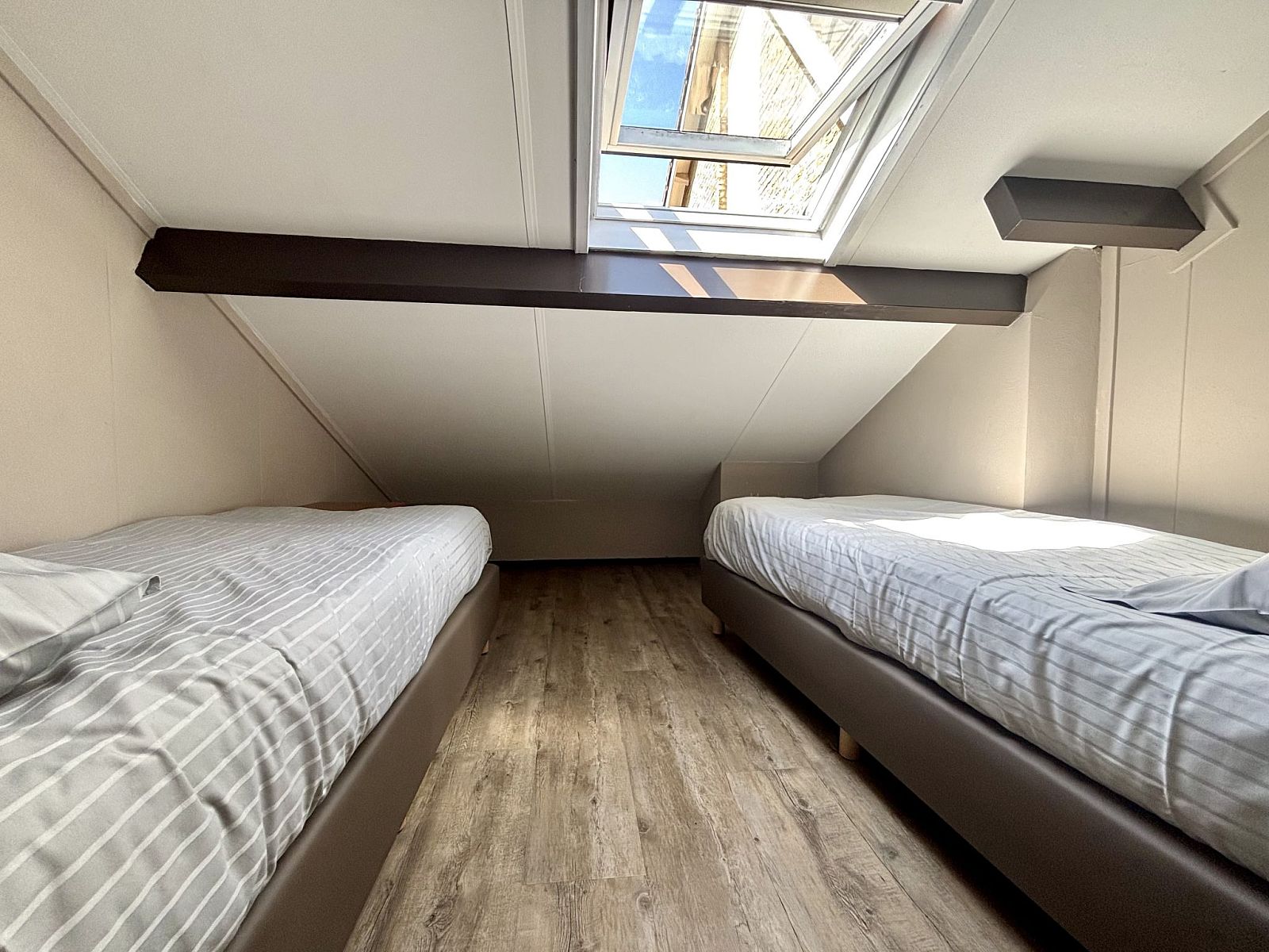 Zolderkamer met dakraam in Appartement Boszicht 6, Oostkapelle, Walcheren, Zeeland.