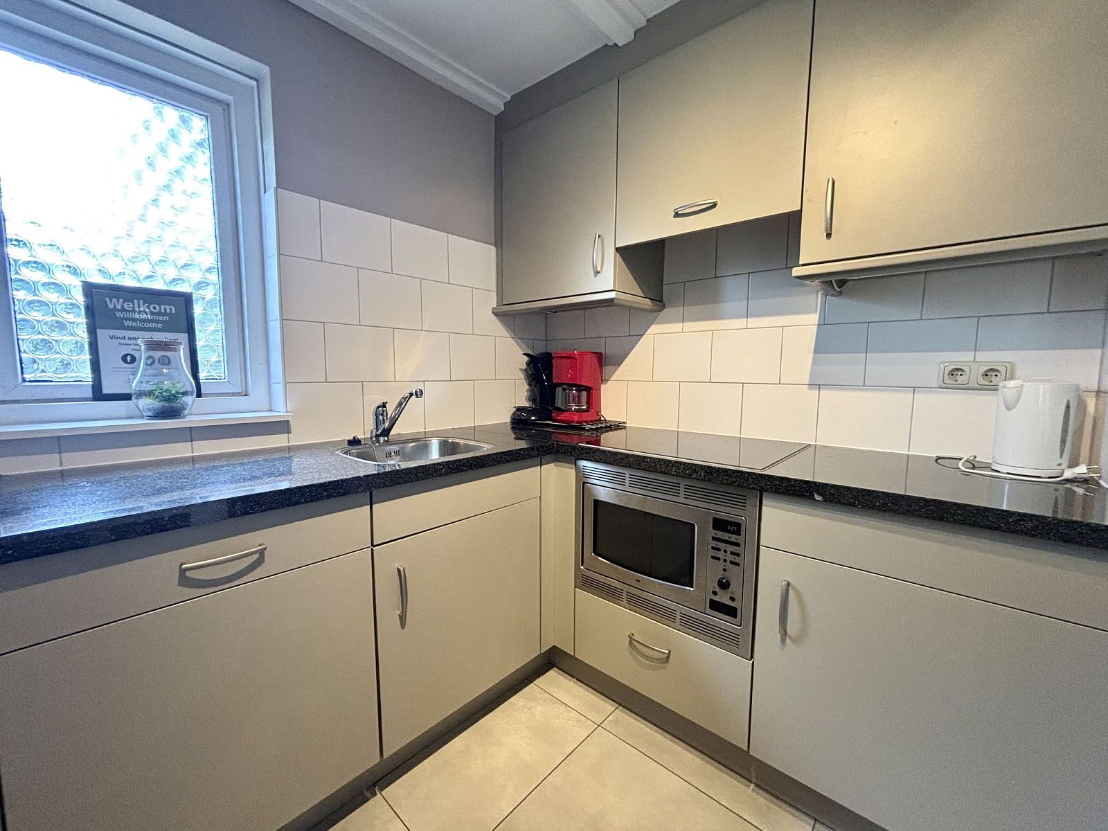 Moderne keuken in Appartement Boszicht 6, Oostkapelle, Walcheren, Zeeland.