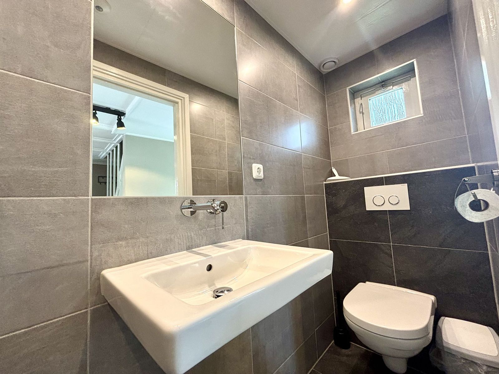 Stijlvolle badkamer in Appartement Boszicht 6, Oostkapelle, Walcheren, Zeeland.