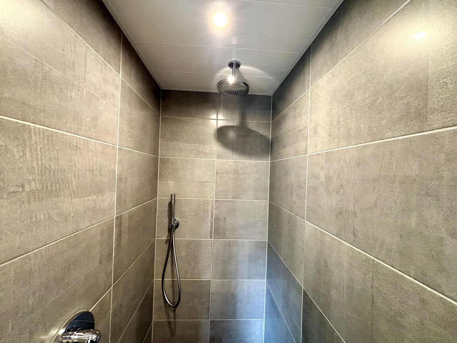 Douche met regendouchekop in Appartement Boszicht 6, Oostkapelle, Walcheren, Zeeland.