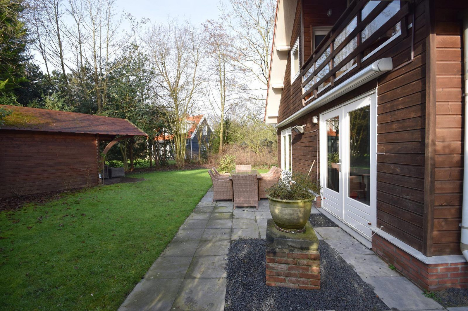 Seitenansicht von VZ1174 Ferienhaus in Oostkapelle, Walcheren, mit schoener Terrasse.