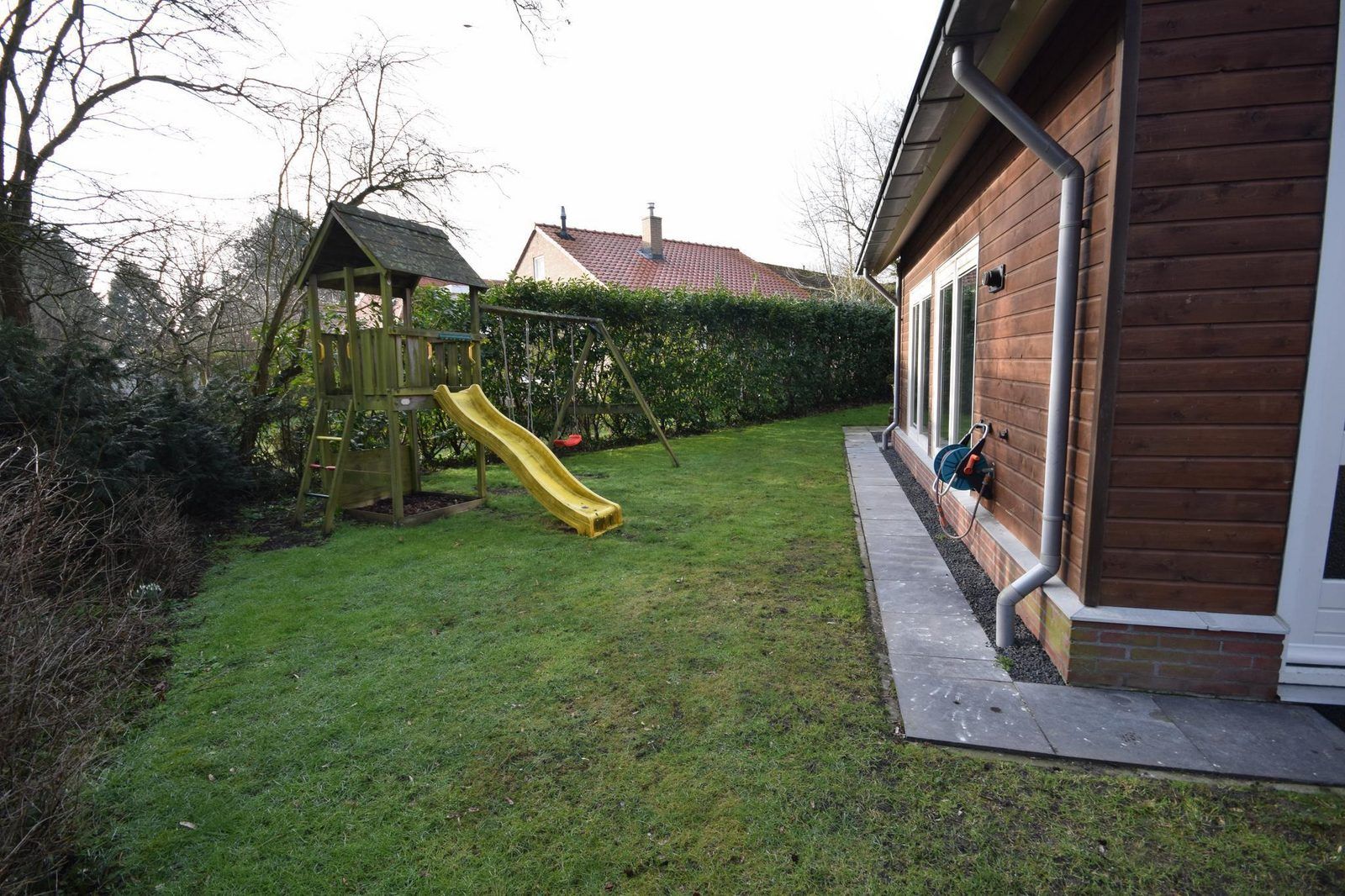 Spielplatz im Garten des Ferienhauses VZ1174 in Oostkapelle, ideal fuer Kinder.