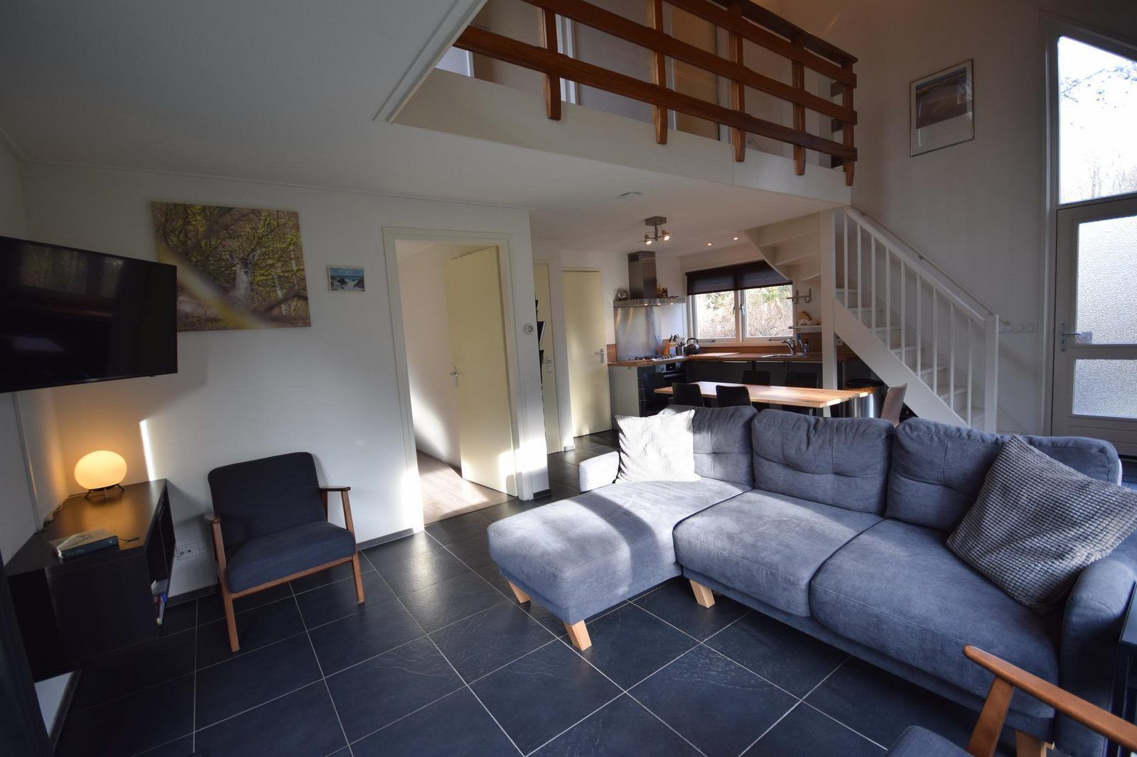 Offenes Wohnzimmer und Kueche in VZ1174 Ferienhaus in Oostkapelle, Walcheren, Zeeland.