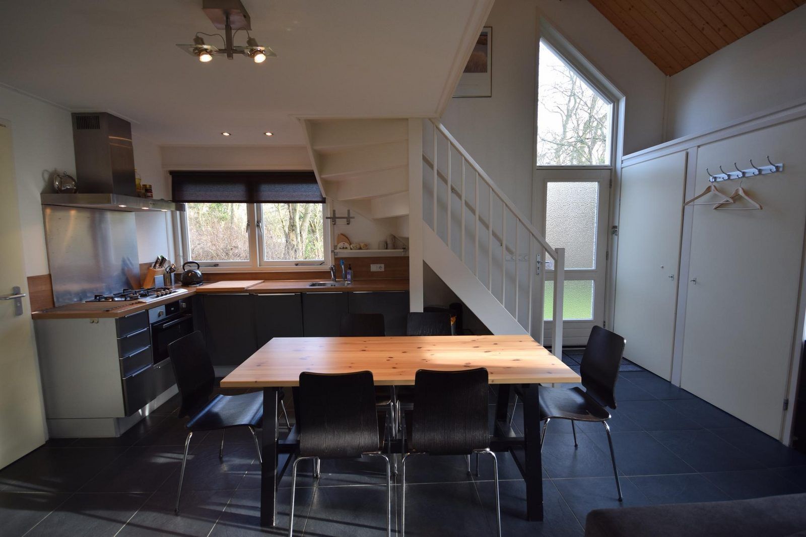 Moderne Kueche im Ferienhaus VZ1174 in Oostkapelle, Walcheren, mit viel Licht.