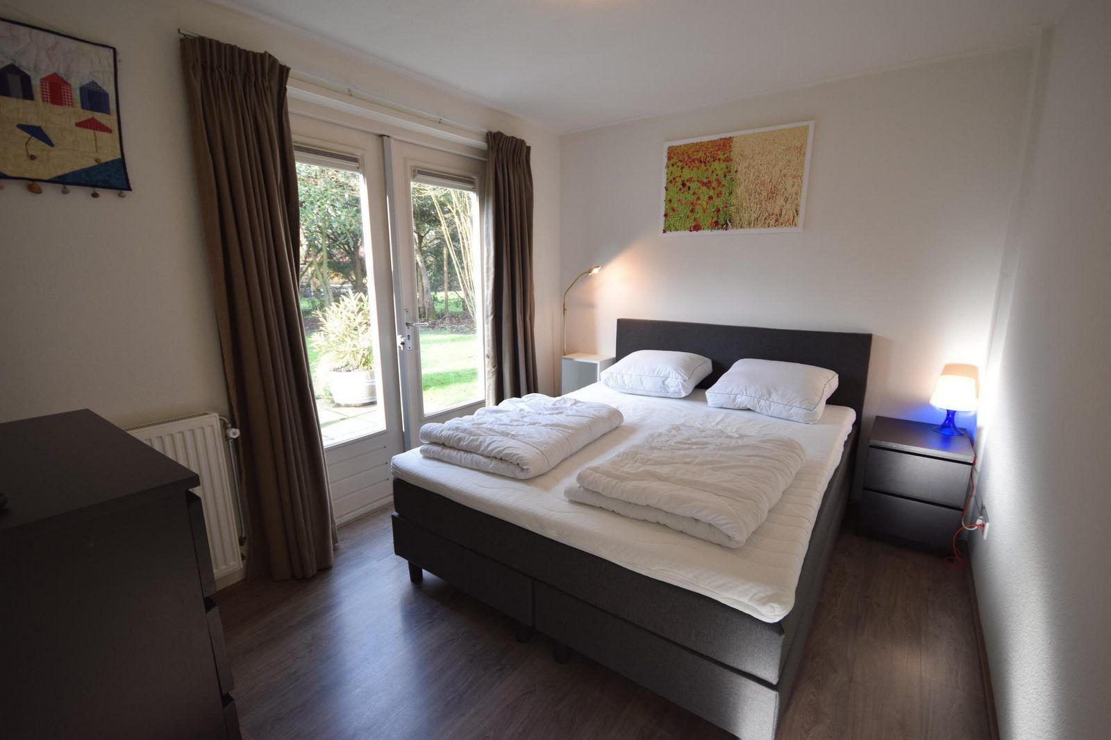 Schlafzimmer im Ferienhaus VZ1174 in Oostkapelle mit Zugang zum Garten.