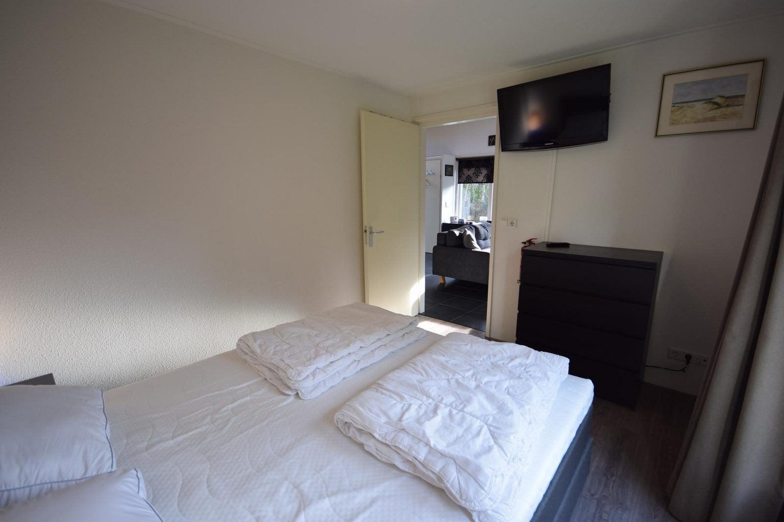 Geraeumiges Schlafzimmer in VZ1174 Ferienhaus in Oostkapelle, Walcheren, mit TV.