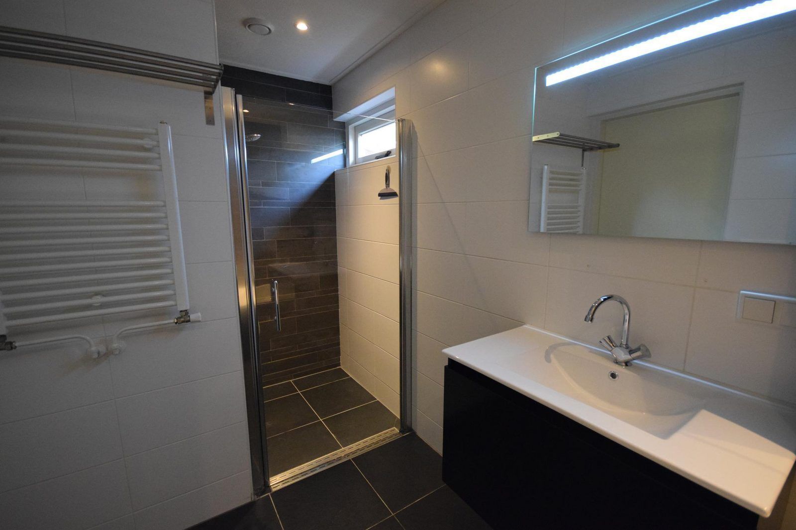 Begehbare Dusche in VZ1174 Ferienhaus in Oostkapelle, Walcheren, mit moderner Ausstrahlung.