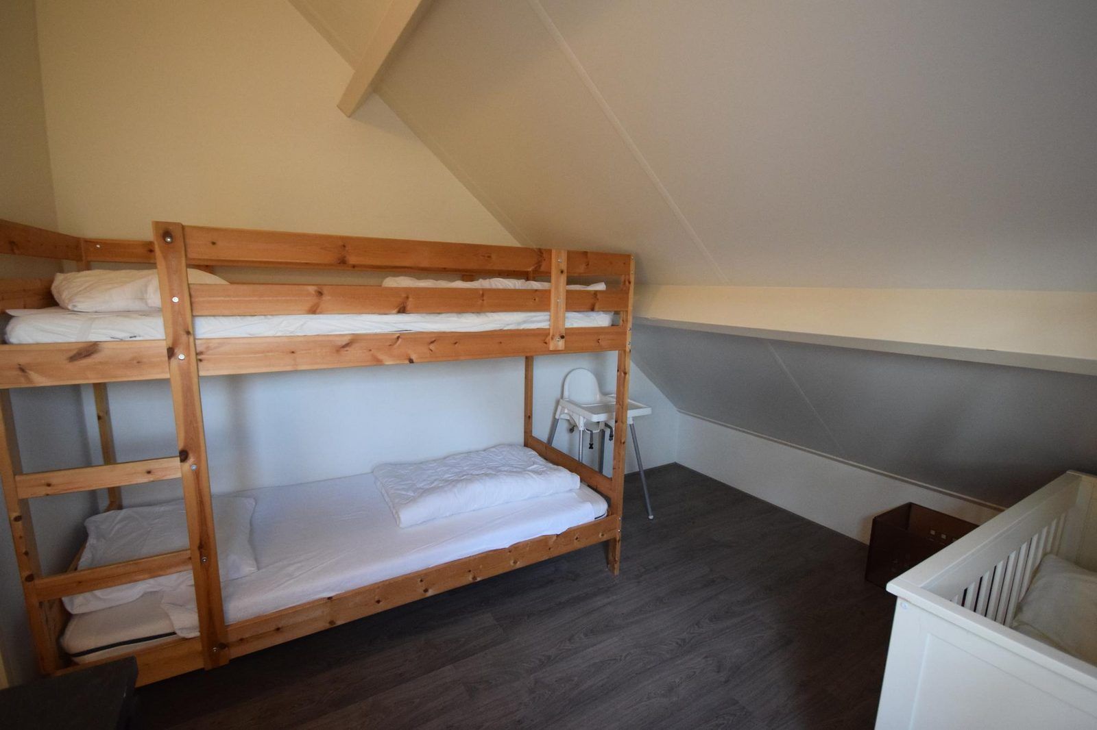 Schlafzimmer mit Etagenbett in VZ1174 Ferienhaus in Oostkapelle, Walcheren, Zeeland.
