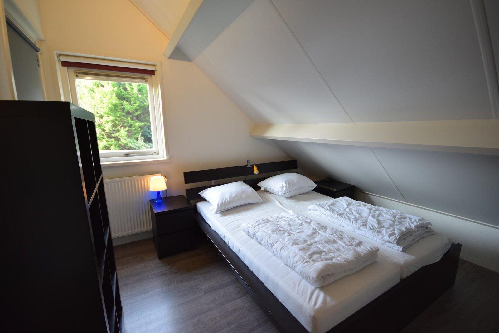 Geraeumiges Schlafzimmer im Ferienhaus VZ1174 in Oostkapelle, Walcheren, mit viel Licht.