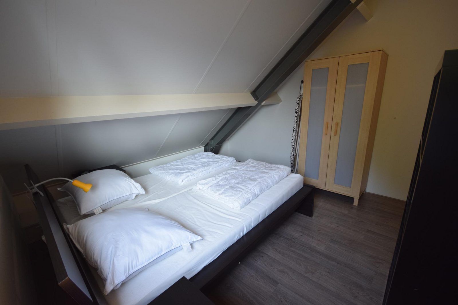 Balkon mit Sitzgelegenheit in VZ1174 Ferienhaus in Oostkapelle, Walcheren, mit Blick auf die Natur.