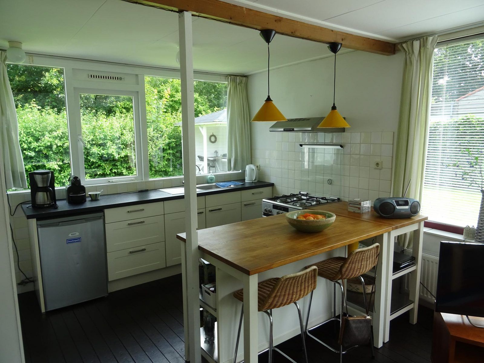 Volledig uitgeruste keuken in VZ1184 Vakantiebungalow, Oostkapelle, Walcheren, met uitzicht op de tuin.