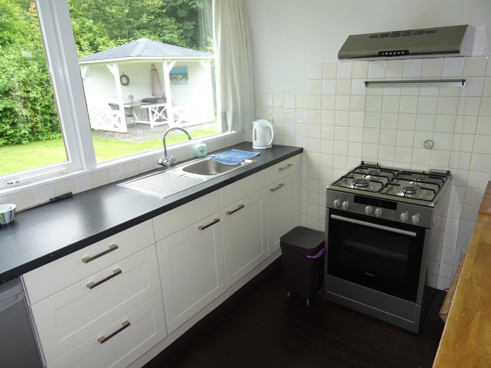 Praktische keuken in VZ1184 Vakantiebungalow, Oostkapelle, Walcheren, met moderne apparatuur.