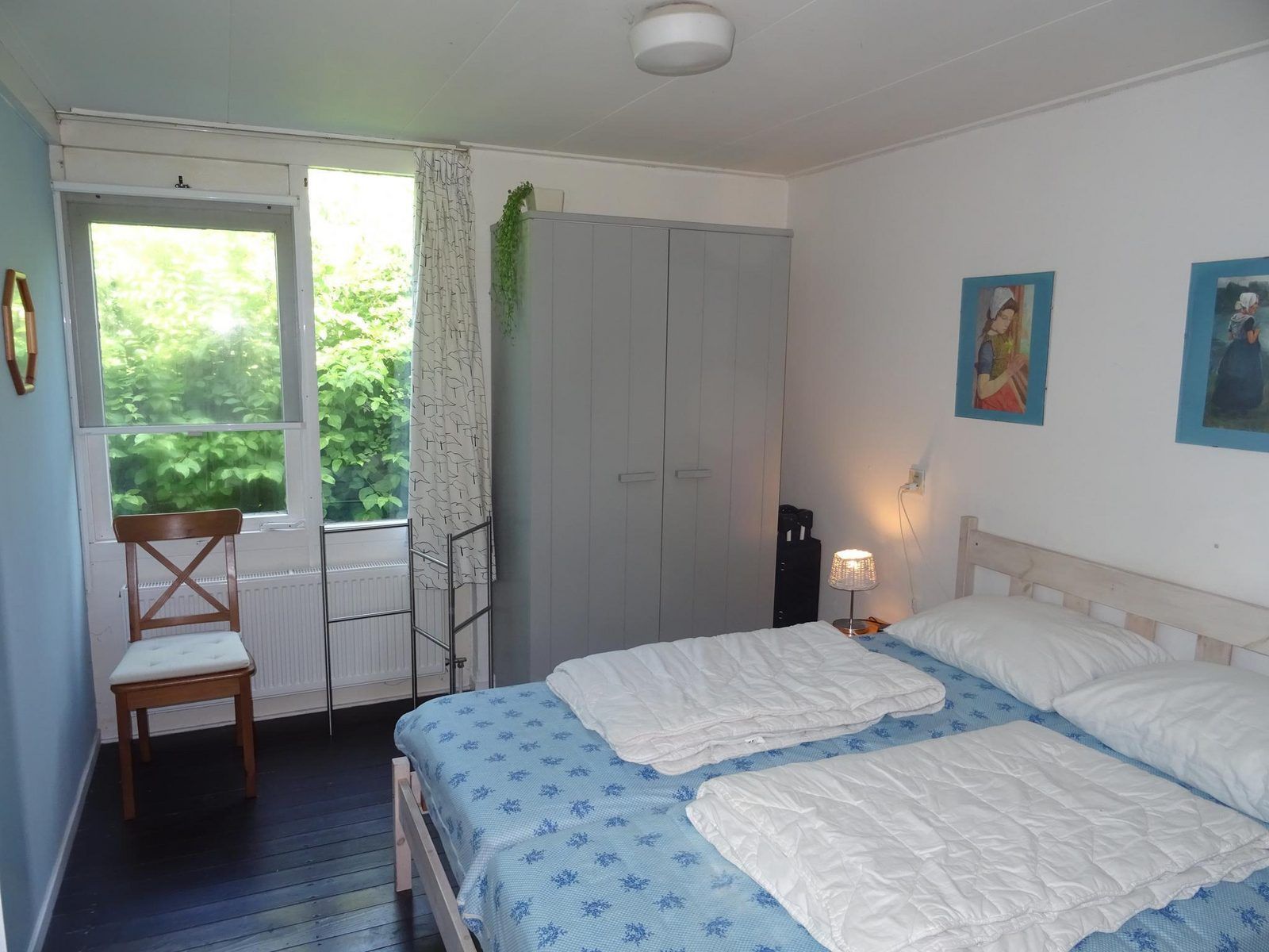 Comfortabele slaapkamer in VZ1184 Vakantiebungalow, Oostkapelle, Walcheren, met veel natuurlijk licht.