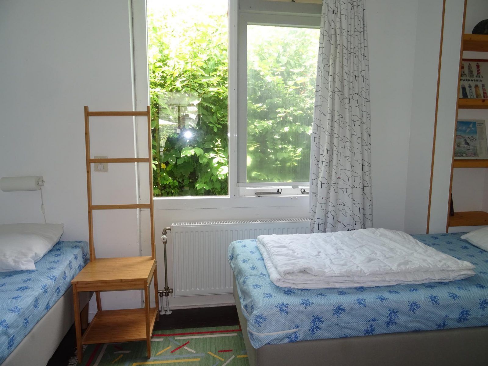 Tweede slaapkamer in VZ1184 Vakantiebungalow, Oostkapelle, Walcheren, met uitzicht op de tuin.