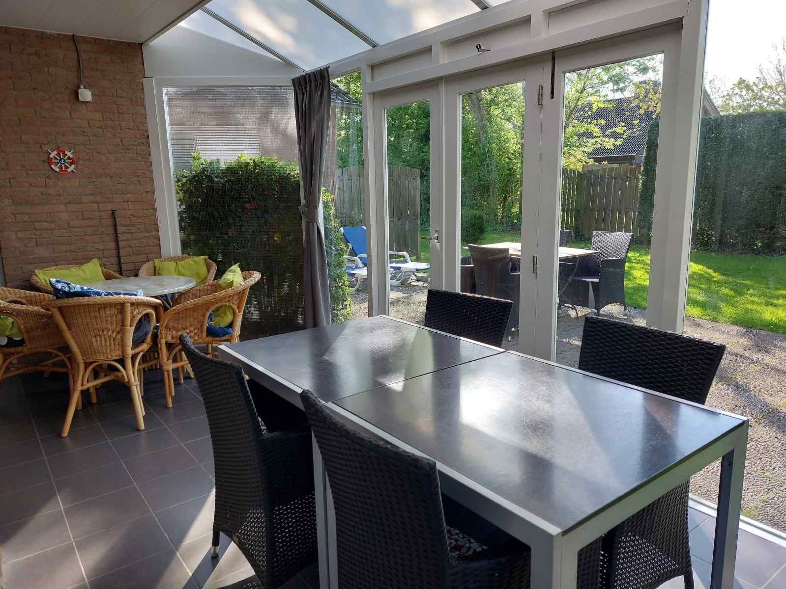 Modernes Badezimmer in ZE319 Ferienhaus Oostkapelle Walcheren mit Dusche und Toilette