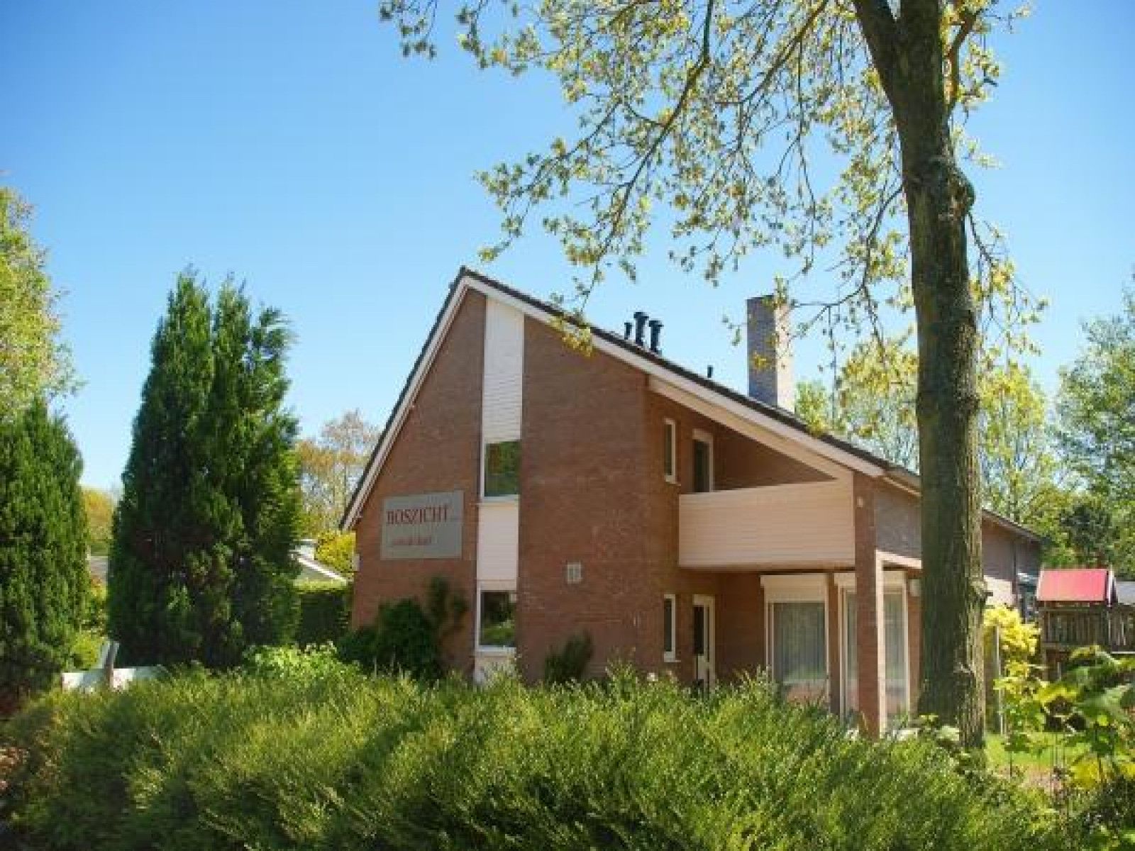 Ferienhaus ZE320 in Oostkapelle, Walcheren, umgeben von gruener Natur und Ruhe.