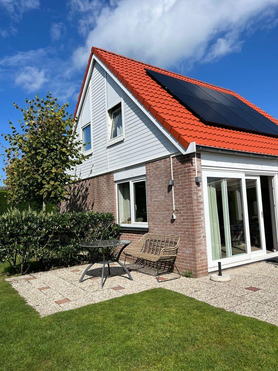 Charmantes Ferienhaus VZ2416 in Oostkapelle, Walcheren, mit modernen Sonnenkollektoren und grossem Garten.