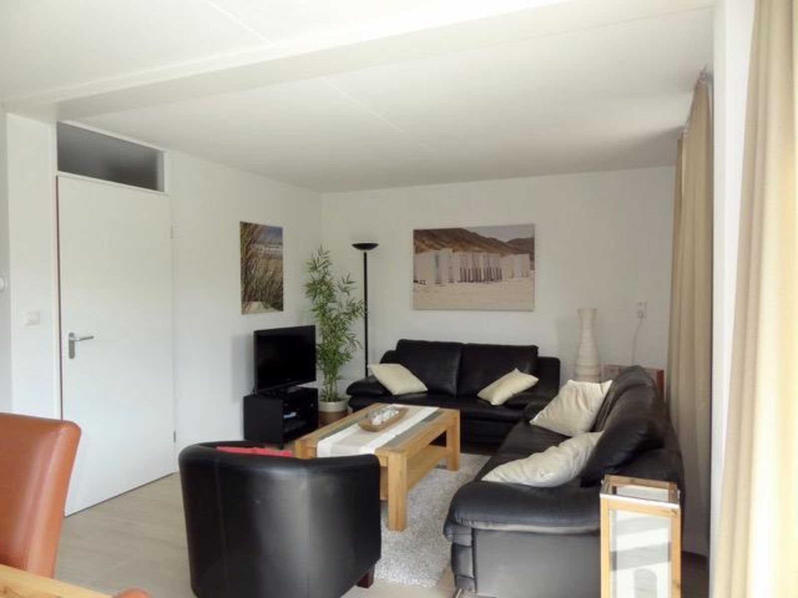 Gemuetliches Wohnzimmer im Ferienhaus VZ2416, Oostkapelle, Walcheren, mit bequemen Sitzgelegenheiten und Dekoration.