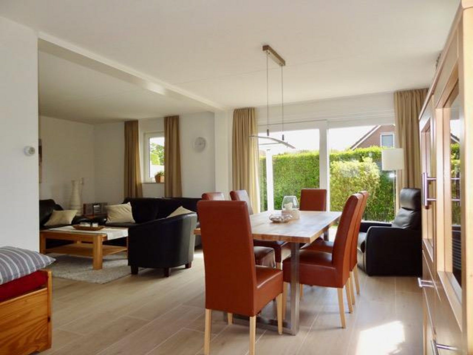 Esszimmer im Ferienhaus VZ2416, Oostkapelle, Walcheren, mit grossem Esstisch und hellen Fenstern.