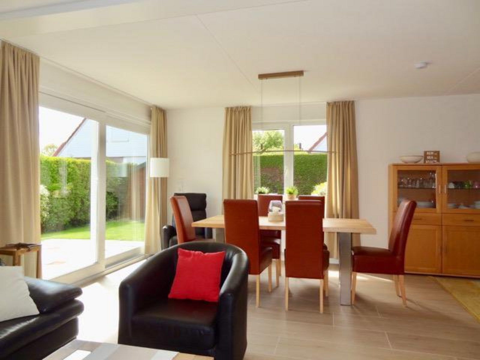 Helles Esszimmer im Ferienhaus VZ2416, Oostkapelle, Walcheren, mit Blick auf den Garten.