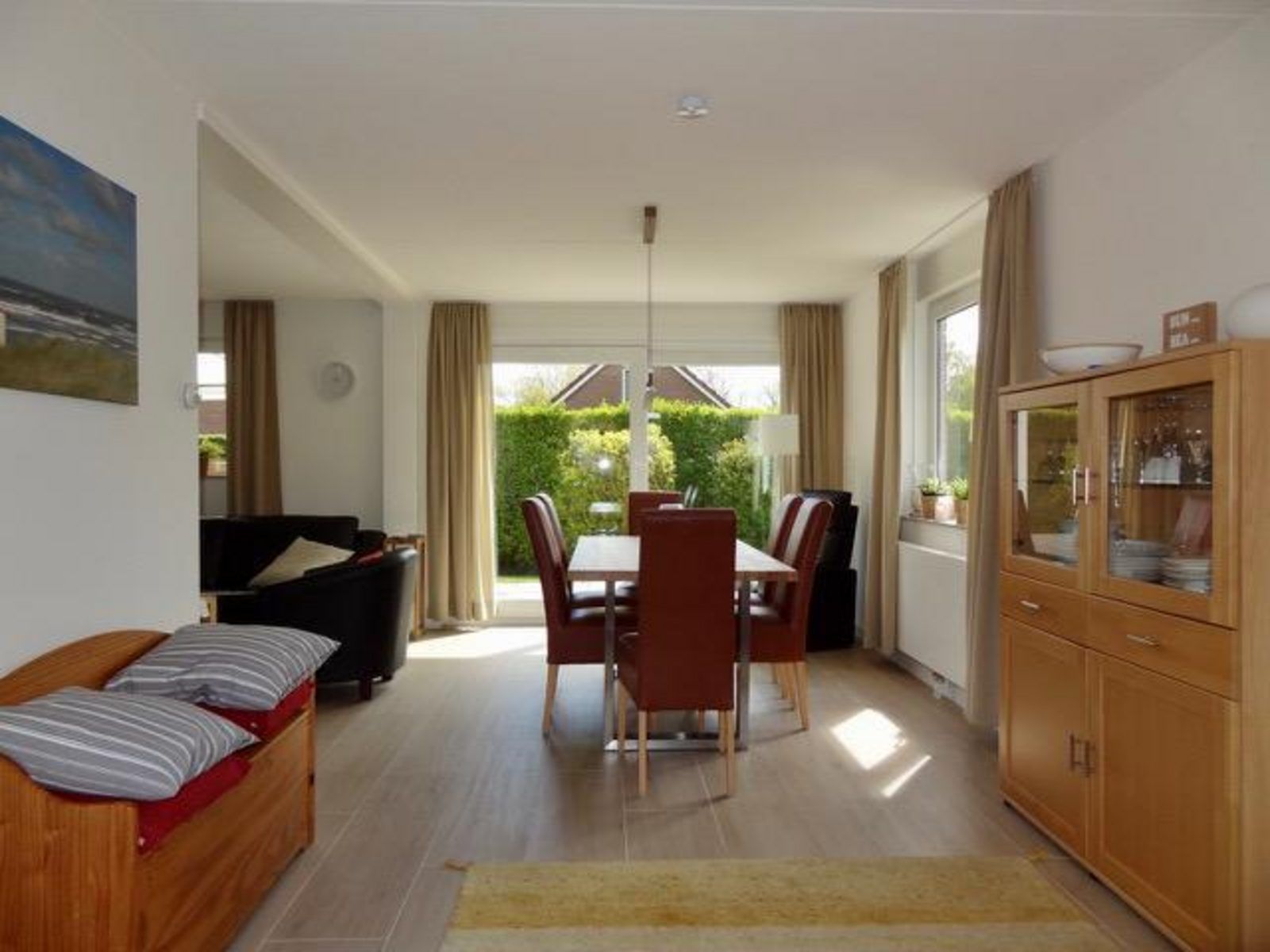 Geraeumiges Esszimmer im Ferienhaus VZ2416, Oostkapelle, Walcheren, mit Holzmoebeln und Gartenblick.