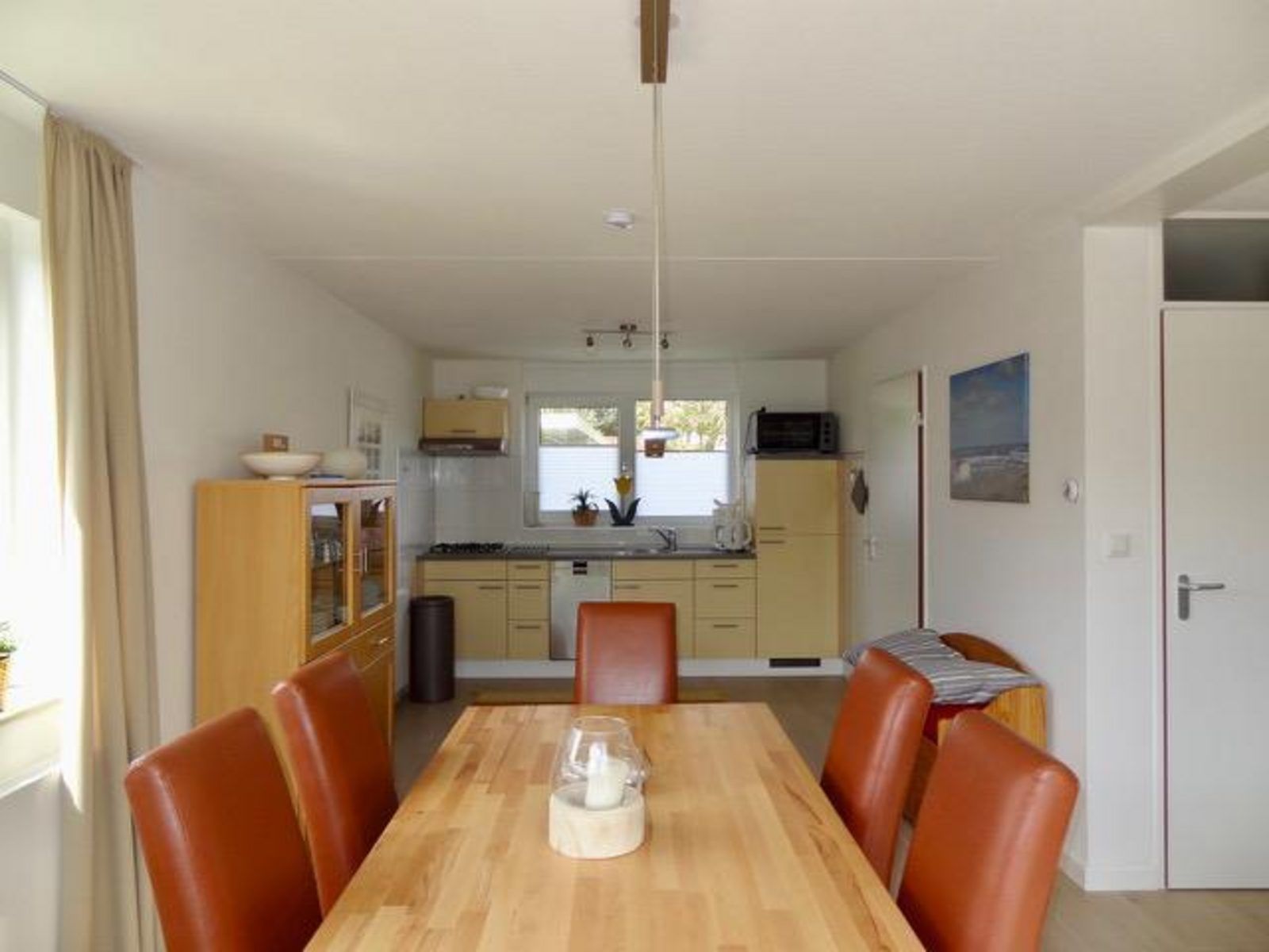 Kueche und Esszimmer im Ferienhaus VZ2416, Oostkapelle, Walcheren, mit modernen Geraeten und grossem Tisch.