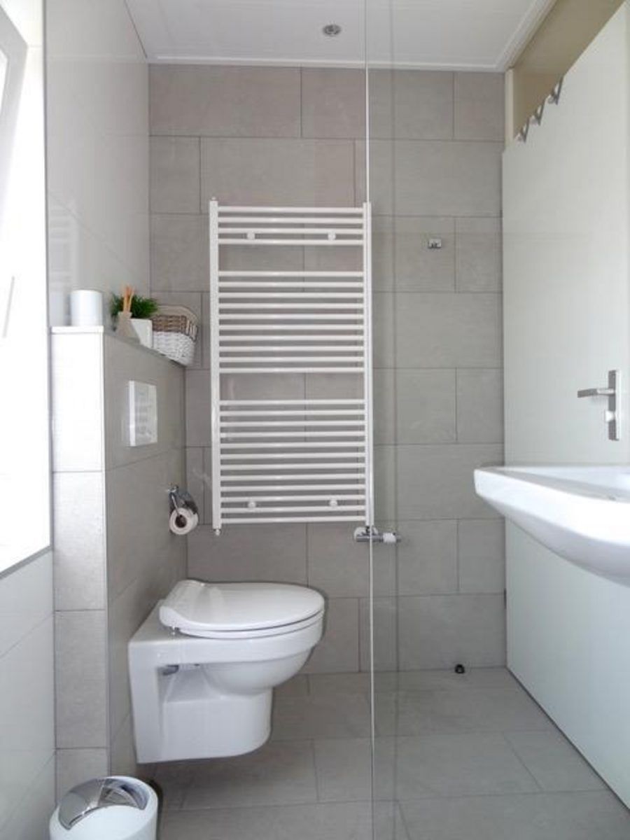 Luxurioeses Badezimmer im Ferienhaus VZ2416, Oostkapelle, Walcheren, mit Toilette und beheiztem Handtuchhalter.