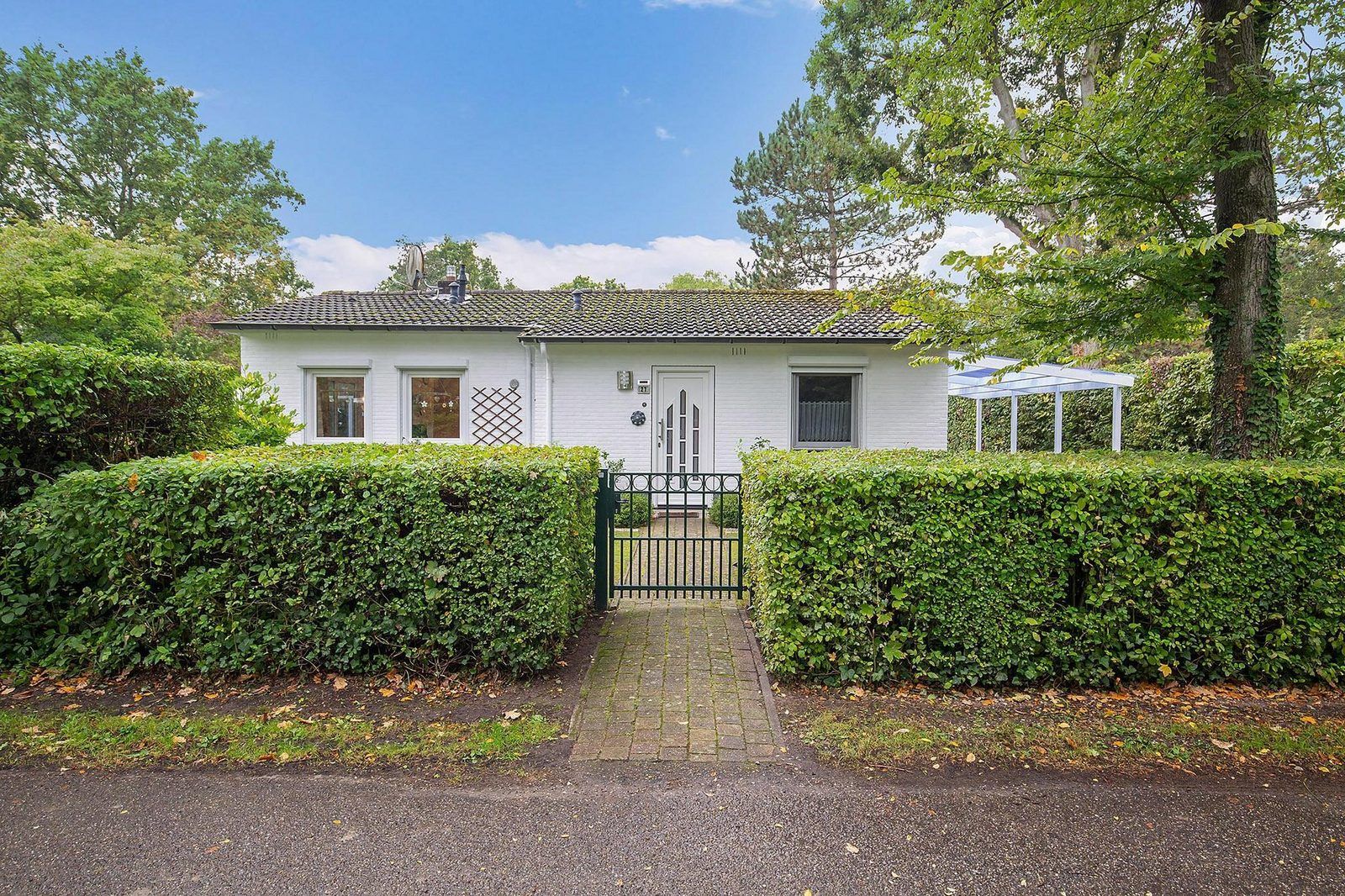 Vorderansicht von VZ2420 Ferienbungalow Oostkapelle umgeben von Gruen in Walcheren