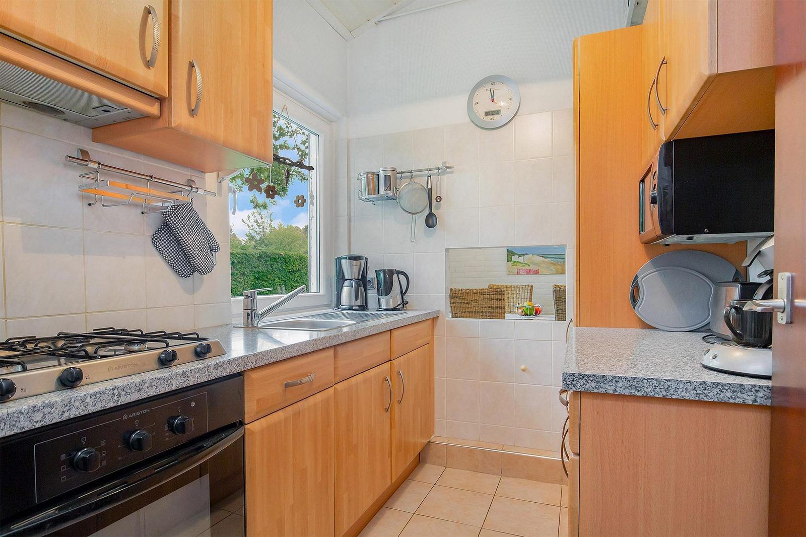 Moderne Kueche in VZ2420 Ferienbungalow Oostkapelle mit Blick auf den Garten