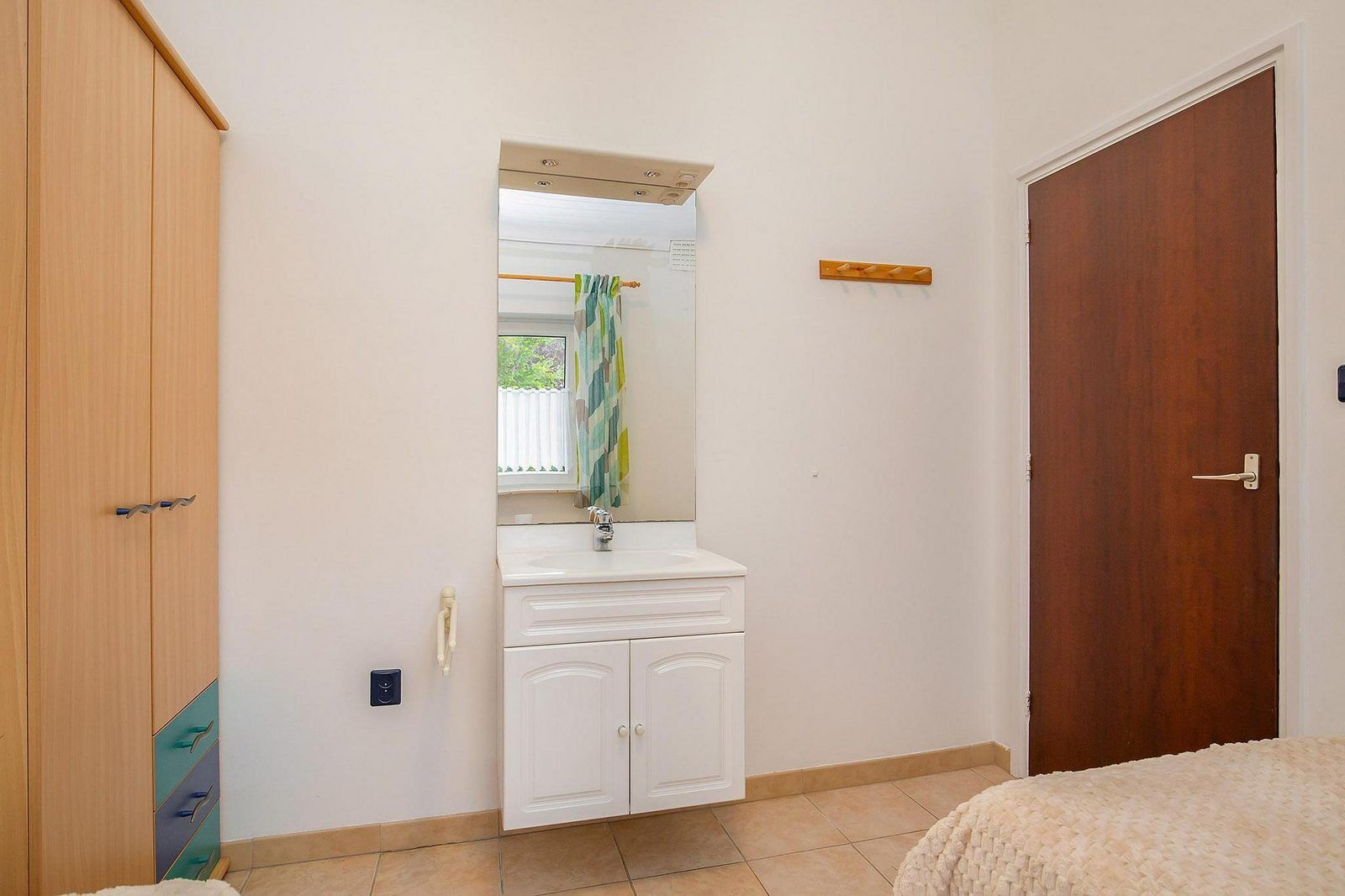 Zweites Schlafzimmer in VZ2420 Ferienbungalow Oostkapelle mit Waschbecken