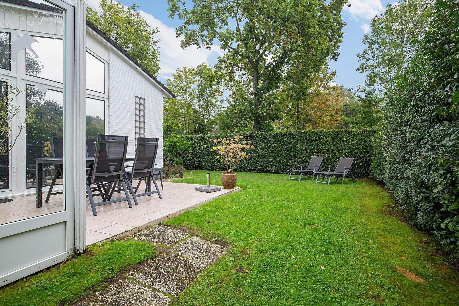 VZ2420 Ferienbungalow Oostkapelle Garten mit Liegestuehlen und viel Gruen